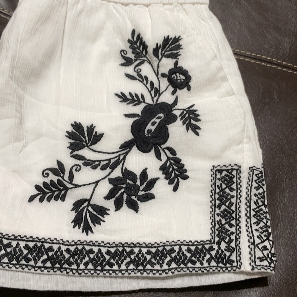 White and black floral embroidered gauze shorts - Picture 8 of 15